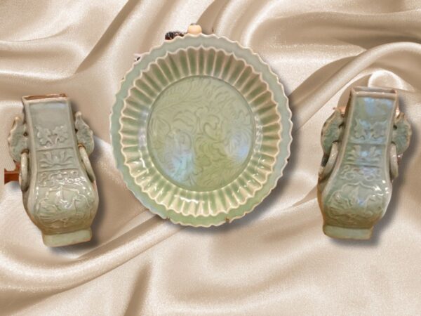 Juego de 2 Jarrones y plato de cerámica Celadón Longquan.