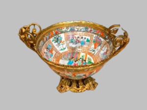 Frutero de Cerámica China Rose Medallion sobre Base de Bronce Dorado – Circa 1880