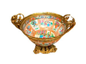 Frutero de Cerámica China Rose Medallion sobre Base de Bronce Dorado – Circa 1880