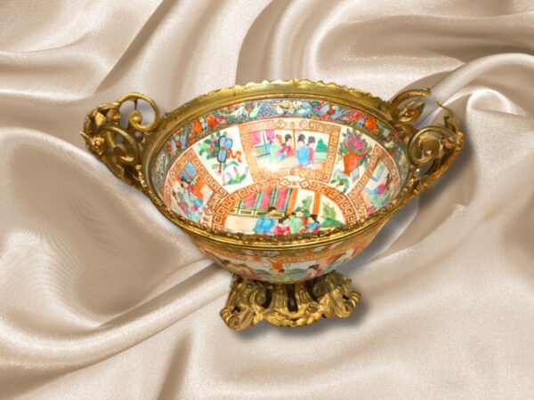 Frutero Cerámica China Rose Medallion montado sobre base de bronce dorado barroco.