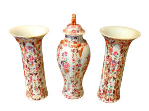Juego de Tibor y 2 Jarrones de Porcelana China Famille Rose – Circa 1780
