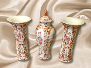 Juego de Tibor con tapa y 2 Jarrones Porcelana China Famille Rose Exportación.