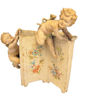 Biombo cerámica italiana con 2 niños subidos a la misma.