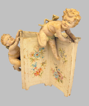 Biombo cerámica italiana con 2 niños subidos a la misma.