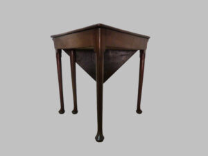 Mesa Rinconera con Alas Abatibles de Caoba – Estilo Reina Ana, ca. 1800