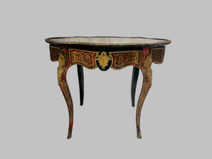 Mesa Escritorio Francesa Boulle con Latón y Carey – Siglo XVIII