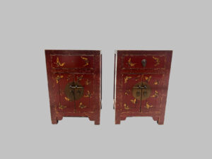 Pareja de Mesitas de Noche Chinas Lacadas en Rojo – Siglo XIX
