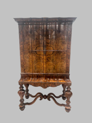 Mueble Bar de Raíz de Nogal Estilo Luis XIV – Siglo XX