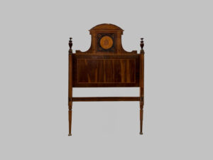 Cabezal de Cama de Nogal con Iniciales – Estilo Carlos IV, Siglo XVIII