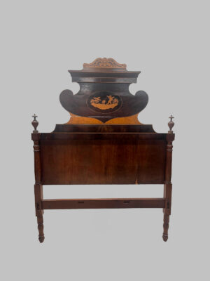 Cama Isabelina de Caoba con Incrustaciones de Limoncillo – Siglo XIX