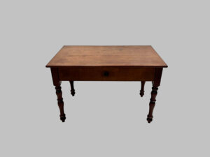Mesa de Despacho Isabelina de Caoba con Pies Torneados – Siglo XIX