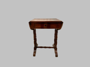 Mesita de Alas de Caoba con Cajón y Pies Torneados – Siglo XIX