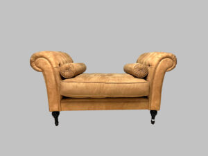 Banqueta Beige con Dos Posabrazos Tapizada en Alcántara