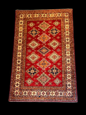 Esencia Kazak: Alfombra Tribal