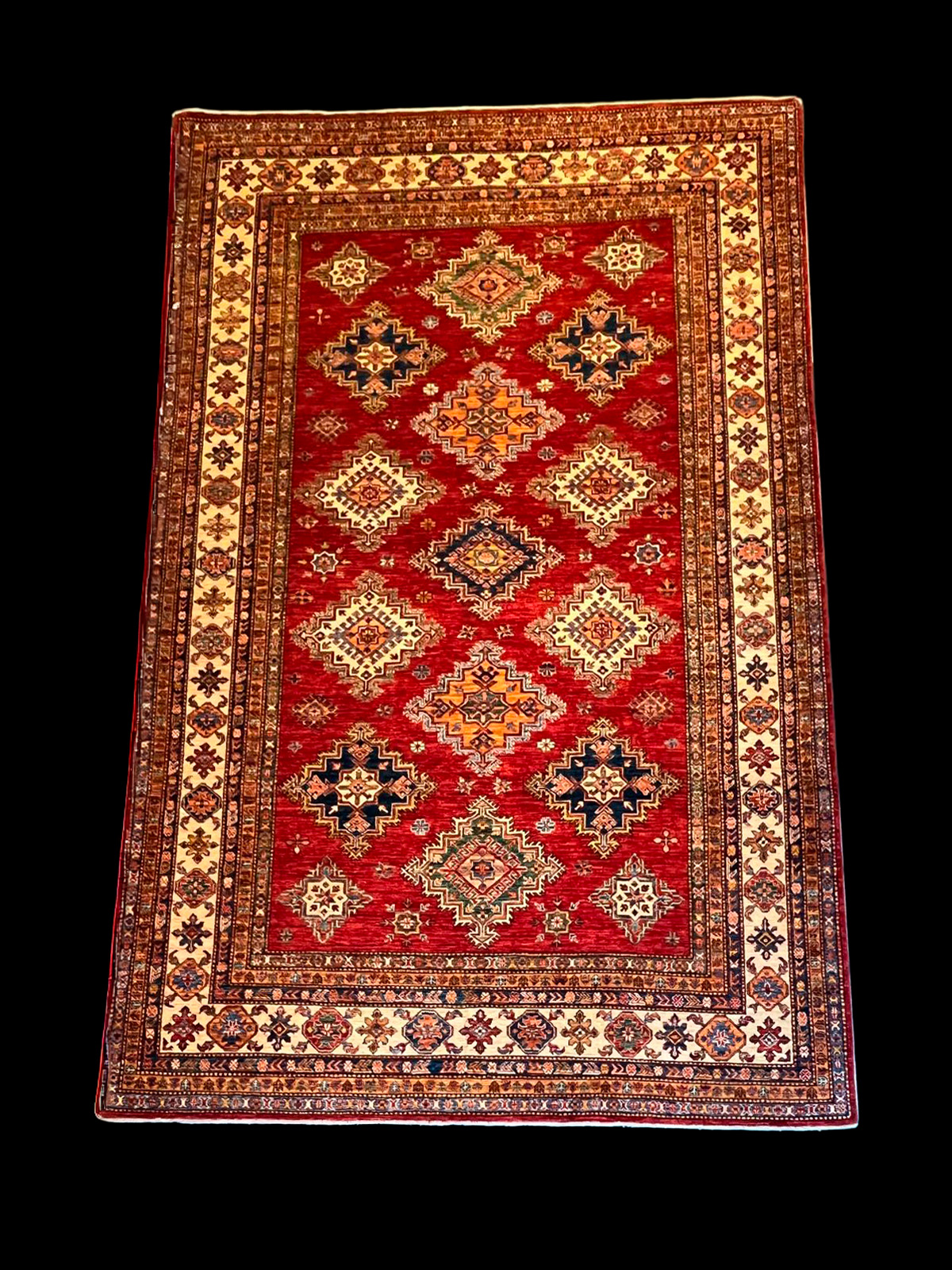 Esencia Kazak: Alfombra Tribal