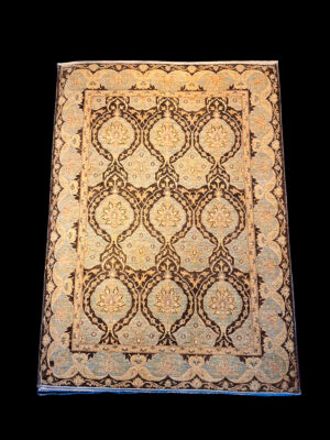 Farahan Clásica: Alfombra de Medallones en Tonos Arena