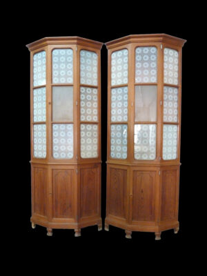 Pareja de Vitrinas Rinconeras de Pino Norte – Siglo XIX