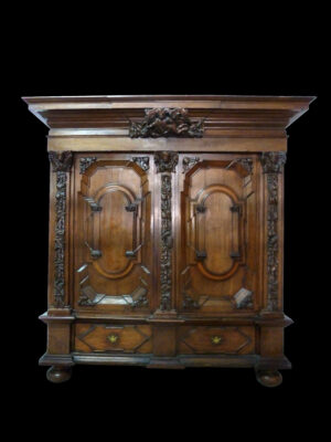 Armario Alemán de Nogal Tallado – Siglo XVI