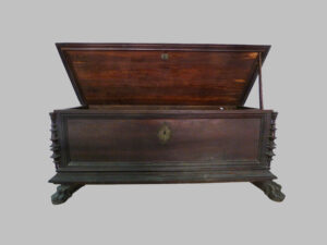 Arcón Mallorquín Luis XIII de Morera – Siglo XVII