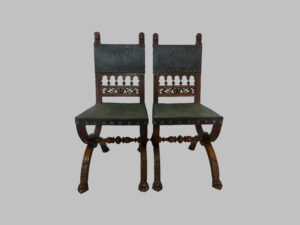 Pareja de Sillones de Tijera en Nogal – Siglo XVIII