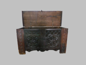 Arcón Navarro con Bajorrelieves – Siglo XV