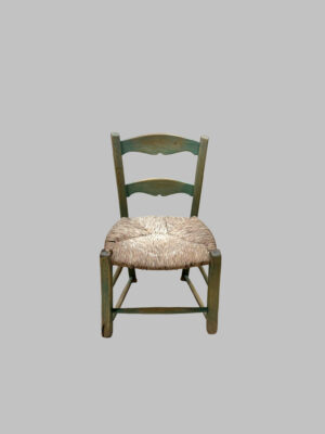 Silla Baja Verde con Respaldo Curvado y Asiento de Bova