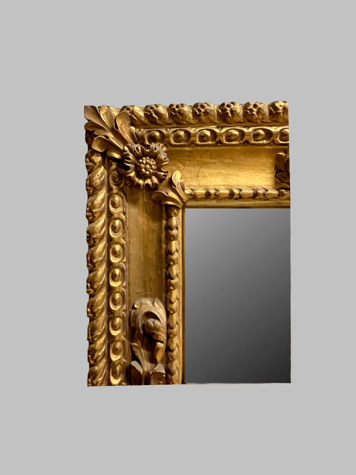 Espejo con Marco de Talla Dorada en Oro Fino – Siglo XVIII - Image 2